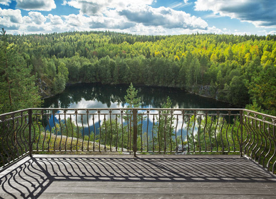 מרפסת עם נוף ליער ואגם