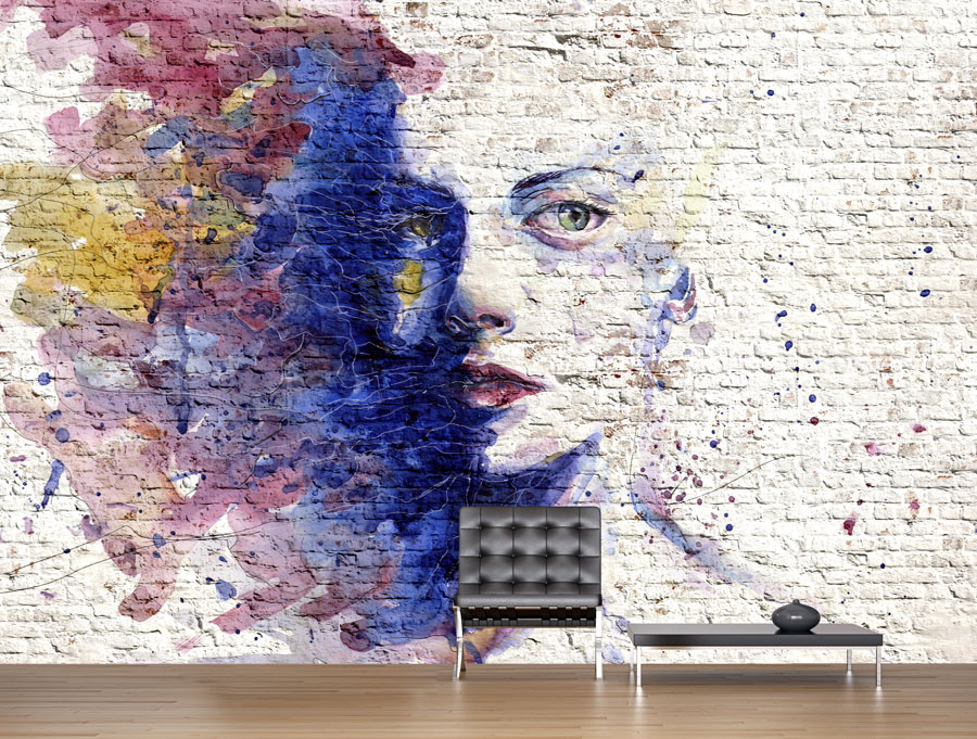 אישה בצבעים על קיר בריקים