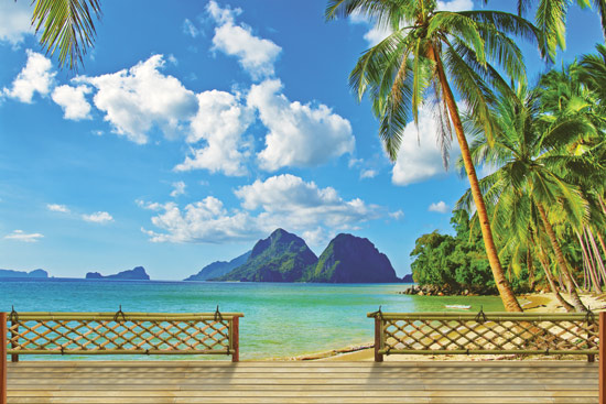 מרפסת עץ עם נוף לחוף טרופי