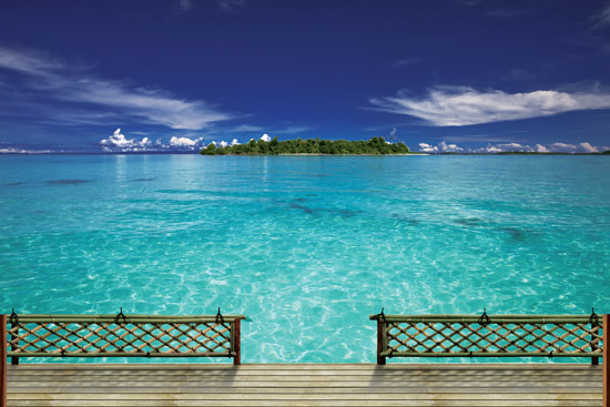 מרפסת עץ עם נוף לים כחול וצלול