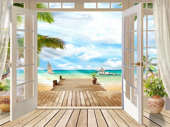 מרפסת עץ עם חלונות זכוכית ונוף לים