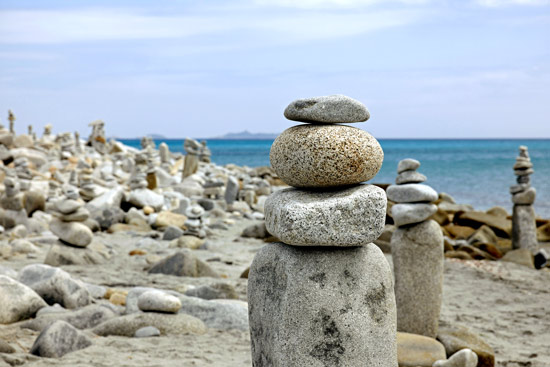 אבנים על חוף הים