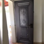 מדבקה לדלת בסגנון יווני עתיק אפור כהה | StickDecor
