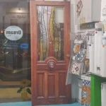 מדבקה לדלת עץ בשילוב חלון ויטראז׳ | StickDecor