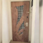 מדבקה לדלת שילוב של עץ וזכוכית | StickDecor
