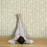 מדבקת טפט מעוטר בדוגמא עדינה ומעוגלת | StickDecor
