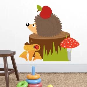 קיפוד חמוד עם תפוח על הגב