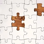מדבקת טפט | פאזל לבן על עץ צורני