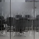 מדבקה חלבית | במבוק צפוף
