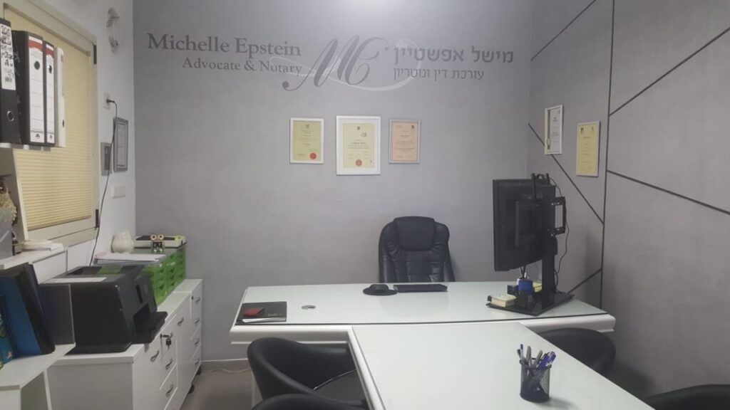 איך להדביק טפטים ומדבקות קיר בקלות