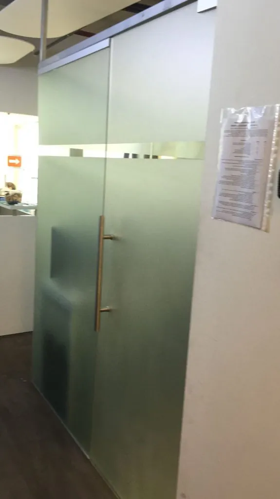 מדבקת זכוכית