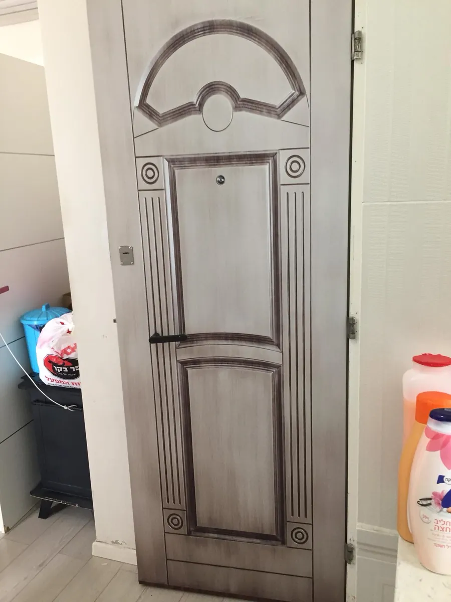 טפט לדלת בעיצוב קלאסי