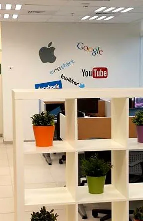 עיצוב משרדי הייטק – מדבקות מדיה חברתית