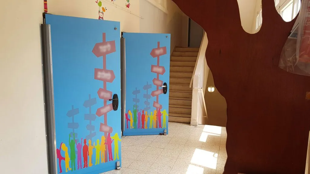 טפטים לדלתות בבתי ספר ומוסדות חינוך