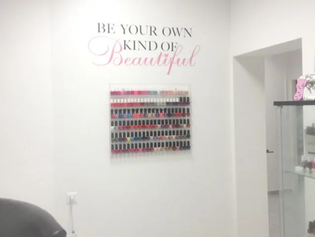 מדבקות קיר למכון יופי "BEAUTIFUL"