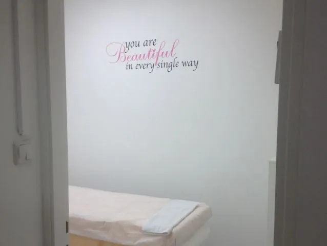 מדבקות קיר למכון יופי "BEAUTIFUL"