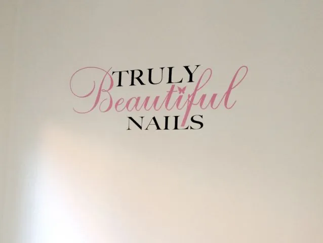 מדבקות קיר למכון יופי "BEAUTIFUL"