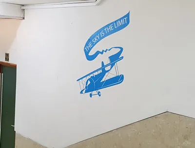מדבקות קיר וטפטים לבתי ספר