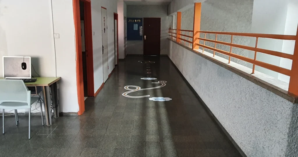 מדבקות לרצפה