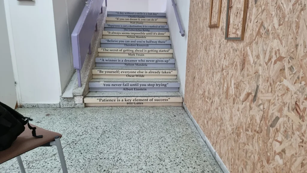 מדבקות למדרגות