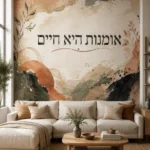 טפט עם עלים אבסטרקטיים בצבעי ירוק וחום על קיר בחדר ילדים עם מיטה לבנה ושולחן כתיבה עץ.