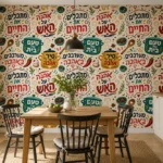 טפט עם טיפוגרפיה צבעונית על קיר במטבח, ליד שולחן אוכל מעץ עם כיסאות צבעוניים ואור טבעי.