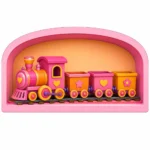 רכבת צעצוע עם קטר ושלושה קרונות בעיצוב צבעוני על רקע ורוד, כתום וצהוב עם לבבות, כוכבים ופרחים.
