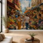 טפט שוק חיצוני תוסס על קיר בסלון עם ספה צבעונית ושולחן קפה עץ.