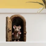 עכברון קטן בחולצה משובצת אדומה עומד בפתח עץ חום עם גוונים חמים של חום ובז'.