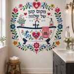 מדבקת אמבטיה עם עיטורי פרחים על קיר בחדר ילדים, עם צעצועים צבעוניים וריהוט עץ בהיר.