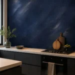 טפט עם מרקם כהה על קיר בסלון עם כורסה אפורה ושולחן עץ כהה