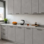 טפט טקסטורת אפור על קיר בסלון עם ספה אפורה ושולחן קפה מעץ בהיר.