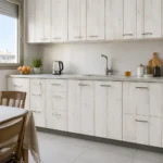 טפט לוחות עץ מולבנים על קיר בחדר עם כורסה אפורה ושולחן עץ קטן.