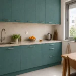 טפט בד טורקיז עם טקסטורה על קיר בחדר סלון עם ספה אפורה ושולחן עץ בהיר
