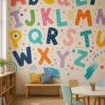 טפט אותיות צבעוניות על קיר בחדר ילדים עם מדפי ספרים ועיצוב עליז