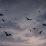 עטלפים בתעופה על רקע שמיים מכוסים בעננים בגווני אפור וסגול