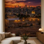 טפט נוף עירוני עם כיפה זהובה על קיר בחדר ילדים עם כורסה צבעונית ושולחן צעצועים.