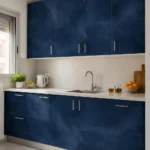 טפט מרקמים כחולים מופשטים על קיר בסלון עם ספה בהירה ומנורת קריאה