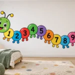מדבקת זחל עם מספרים על קיר בחדר ילדים עם צעצועים ומדפים צבעוניים מסביב.