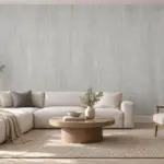 טפט טקסטורות אפור על קיר בסלון עם ספה אפורה ושולחן קפה עגול מעץ כהה.