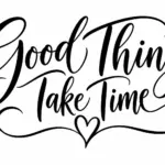 מדבקה עם כיתוב קליגרפי שחור 'Good Things Take Time' ולב על רקע לבן.