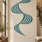 מדבקת פסים מעוקלים שחורים על קיר בחדר ילדים עם רהיטים בהירים וצעצועים.