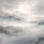 הרים מכוסים בערפל רך בגווני אפור ולבן, יוצרים תחושה חלומית וטבעית.