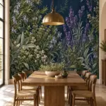 טפט עם עלווה סגולה וירוקה על קיר בסלון עם כורסה אפורה ותאורה חמימה.