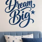 מדבקה עם הכיתוב 'Dream Big' על קיר בחדר ילדים עם שולחן כתיבה וכיסא צבעוני.