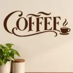 מדבקת קפה עם המילה 'COFFEE' באותיות שחורות וכוס קפה על קיר במטבח עם ארונות לבנים ושולחן עץ.