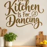 מדבקה עם הכיתוב 'This Kitchen Is For Dancing' על קיר במטבח מודרני עם שולחן עץ ותמונה על הקיר.