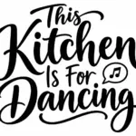 כיתוב 'This Kitchen Is For Dancing' באותיות קורסיביות שחורות על רקע לבן עם בועה מוזיקלית קטנה.