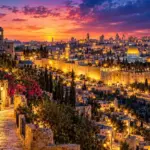 נוף עירוני עם אדריכלות היסטורית, כיפה מוזהבת, שמיים בגווני סגול וכתום