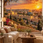 טפט שעת הזהב בירושלים על קיר בסלון עם כורסה אפורה וצמחייה ירוקה ברקע.